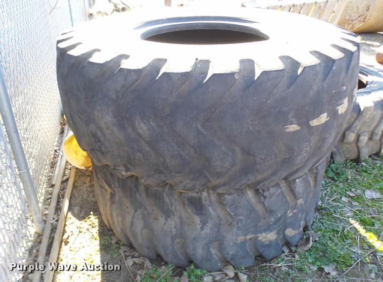 image for item AV9783 (2) 20.5R25 tires