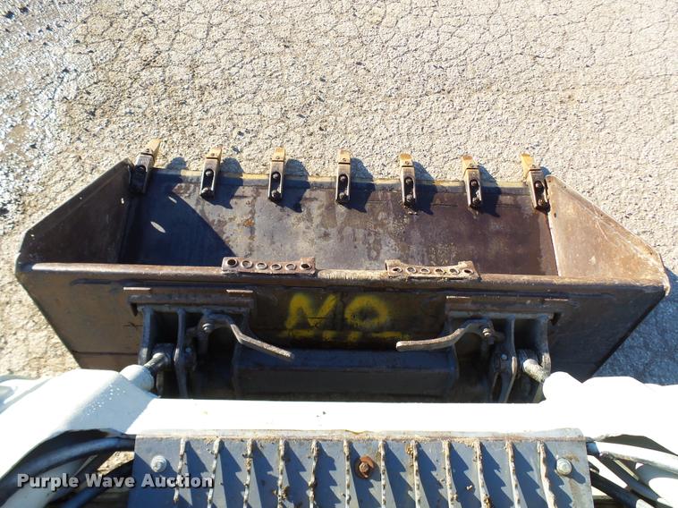 image for item AV9825 2005 Takeuchi TL130 skid steer