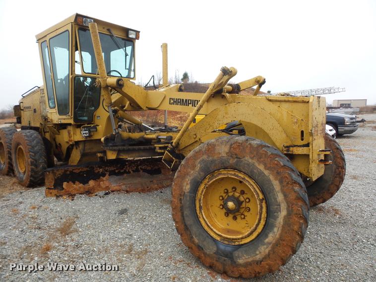 image for item BG9526 Champion 720H Series III motor grader