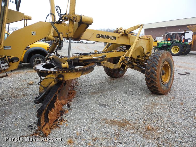 image for item BG9526 Champion 720H Series III motor grader
