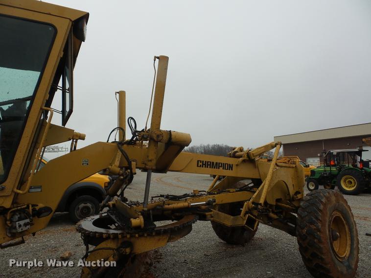 image for item BG9526 Champion 720H Series III motor grader