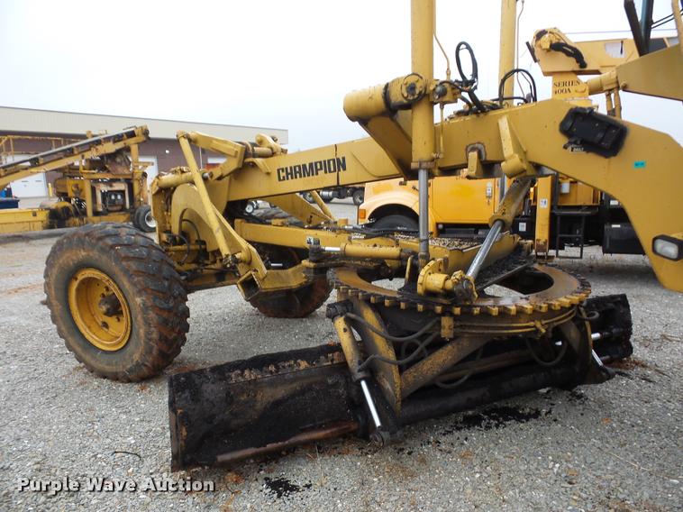 image for item BG9526 Champion 720H Series III motor grader
