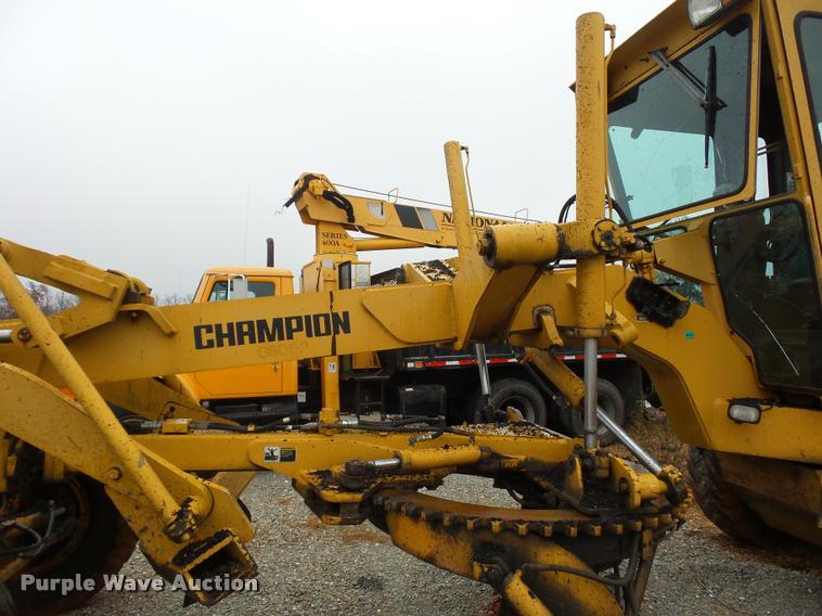 image for item BG9526 Champion 720H Series III motor grader