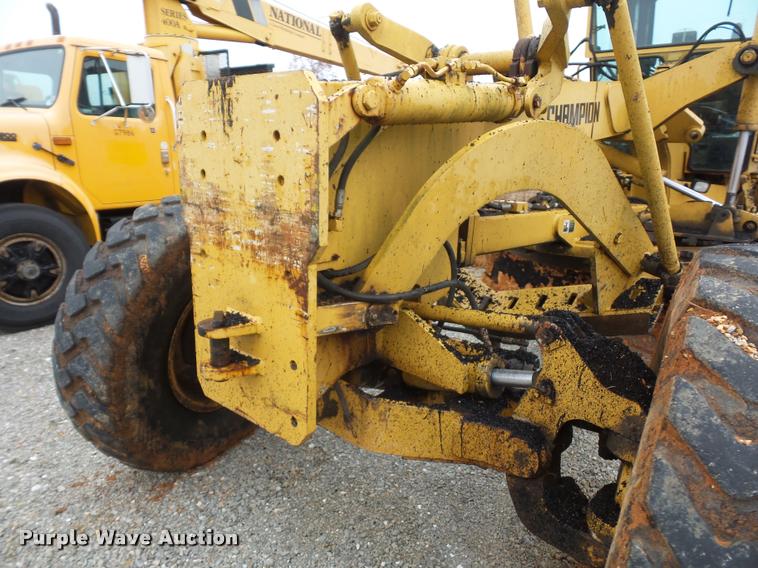 image for item BG9526 Champion 720H Series III motor grader