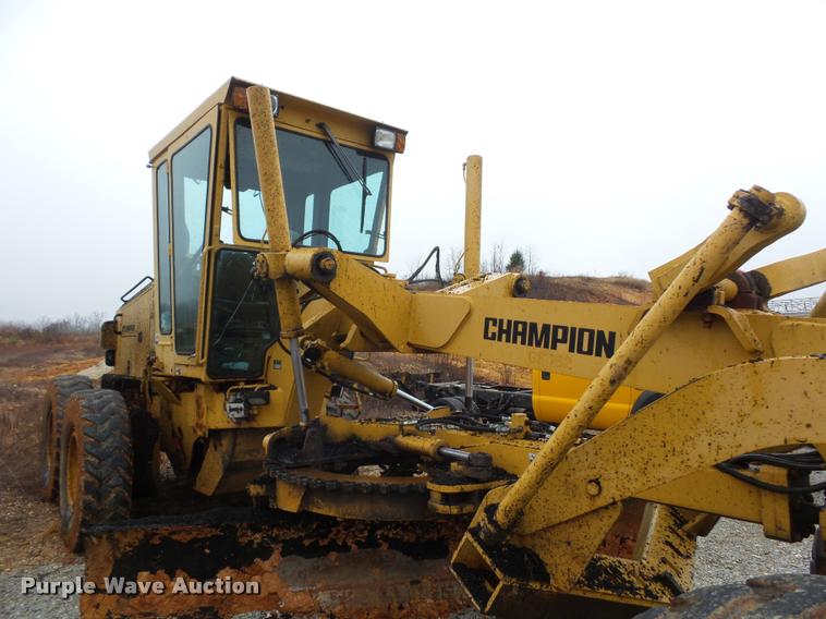 image for item BG9526 Champion 720H Series III motor grader