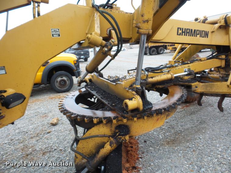 image for item BG9526 Champion 720H Series III motor grader