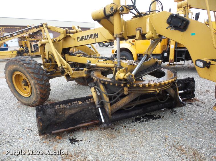 image for item BG9526 Champion 720H Series III motor grader