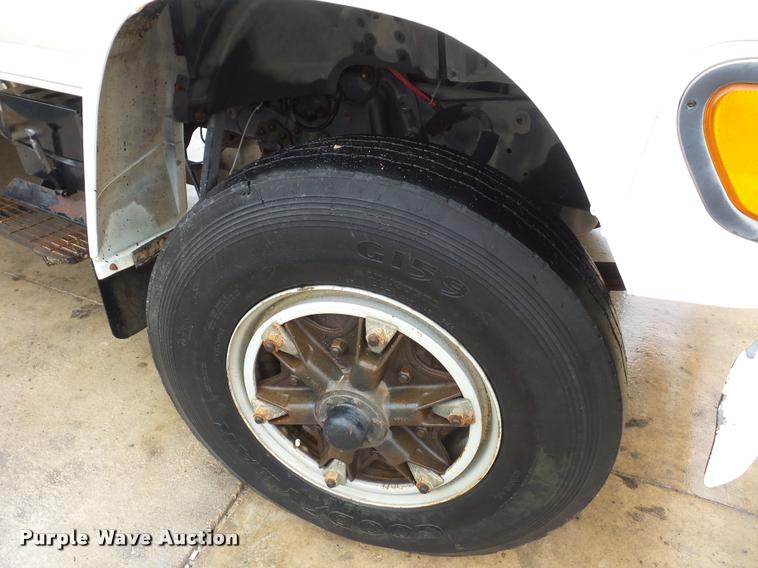 image for item BG9530 1997 Ford F800 Super Duty bucket truck