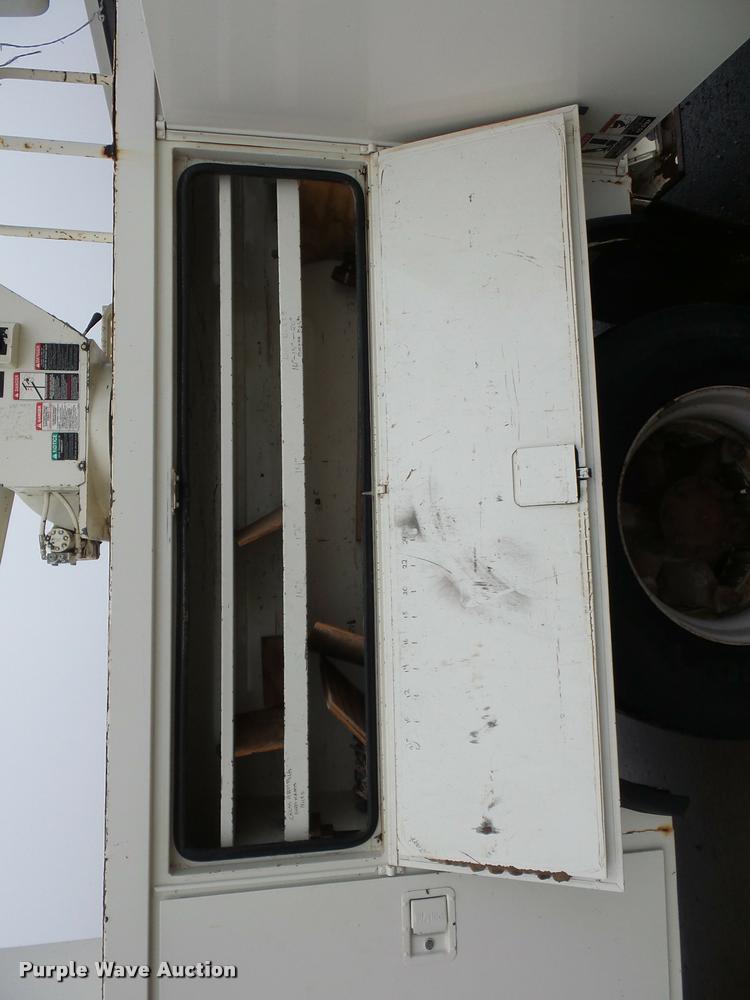 image for item BG9530 1997 Ford F800 Super Duty bucket truck