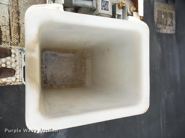 image for item BG9530 1997 Ford F800 Super Duty bucket truck