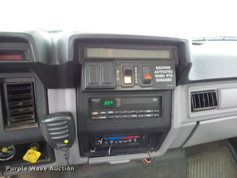 image for item BG9530 1997 Ford F800 Super Duty bucket truck