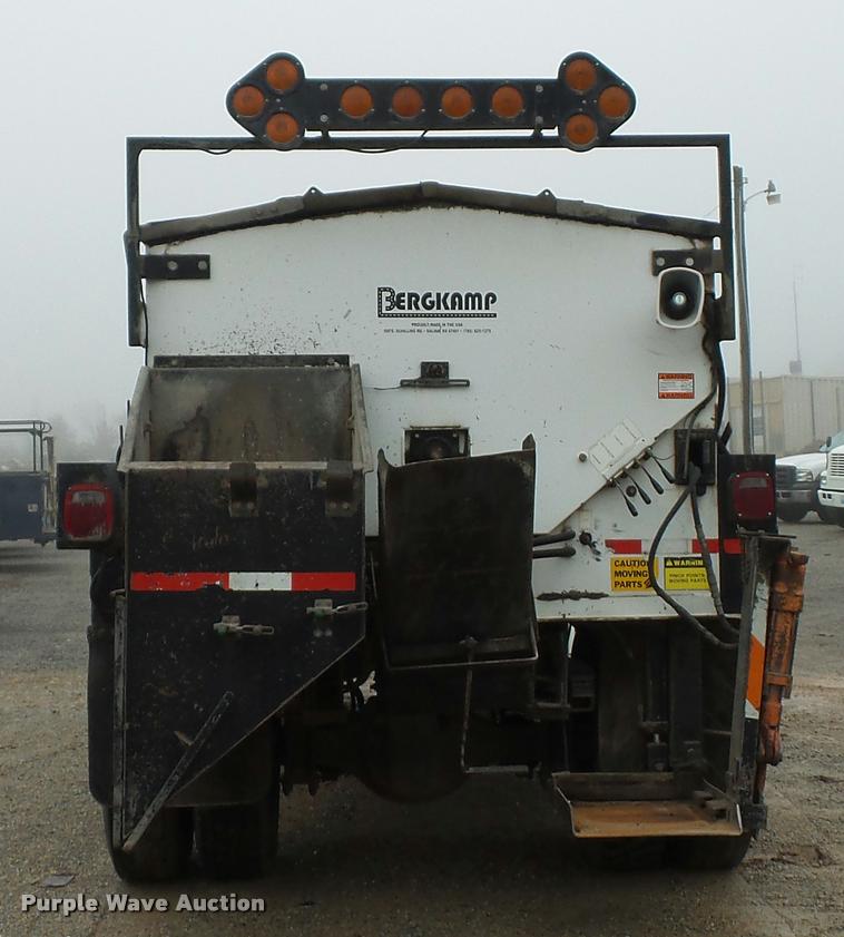 image for item BG9531 2006 Freightliner Business Class M2 pothole patcher truck