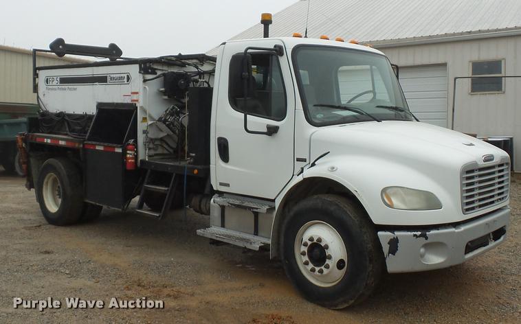 image for item BG9531 2006 Freightliner Business Class M2 pothole patcher truck