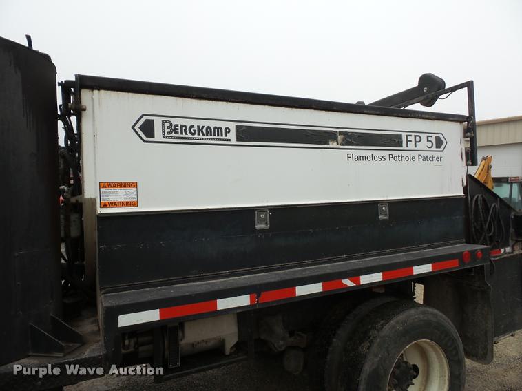 image for item BG9531 2006 Freightliner Business Class M2 pothole patcher truck