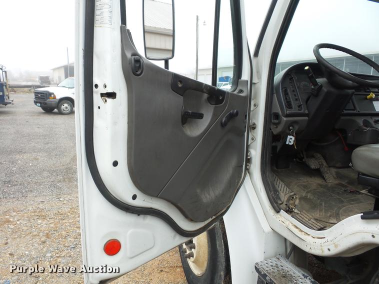 image for item BG9531 2006 Freightliner Business Class M2 pothole patcher truck