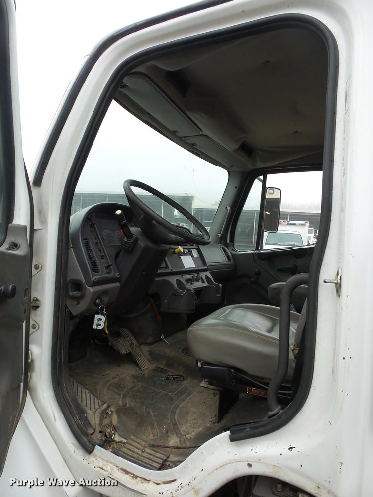 image for item BG9531 2006 Freightliner Business Class M2 pothole patcher truck