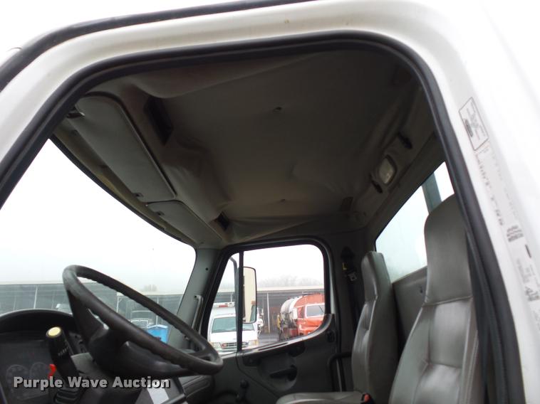 image for item BG9531 2006 Freightliner Business Class M2 pothole patcher truck