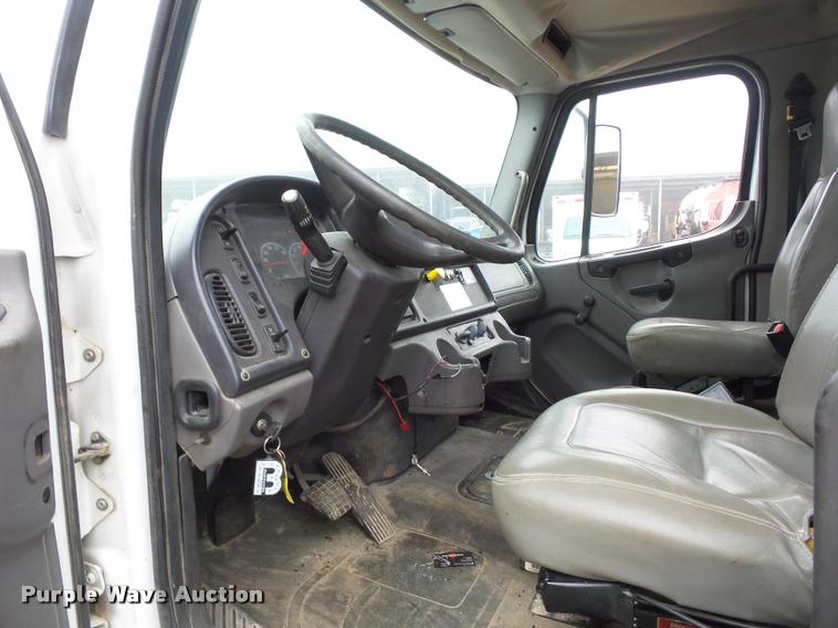 image for item BG9531 2006 Freightliner Business Class M2 pothole patcher truck