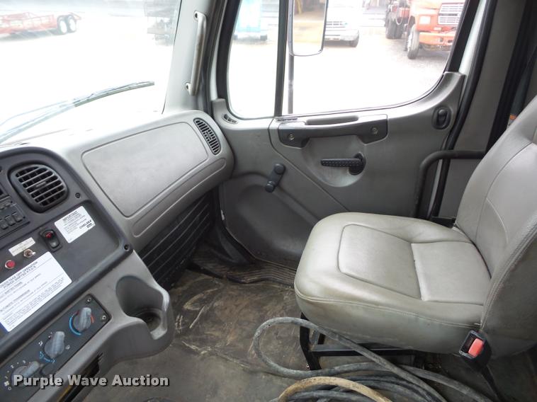 image for item BG9531 2006 Freightliner Business Class M2 pothole patcher truck