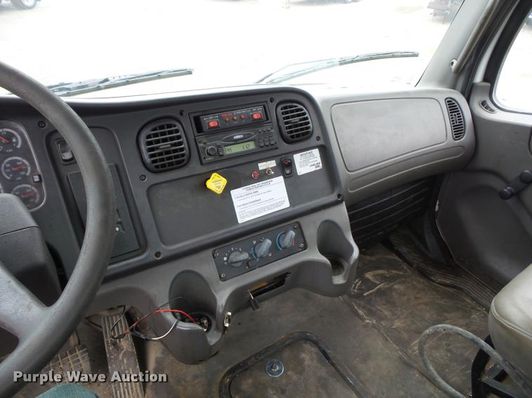 image for item BG9531 2006 Freightliner Business Class M2 pothole patcher truck