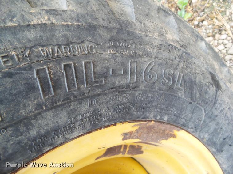 image for item BZ9956 1976 John Deere 410 backhoe