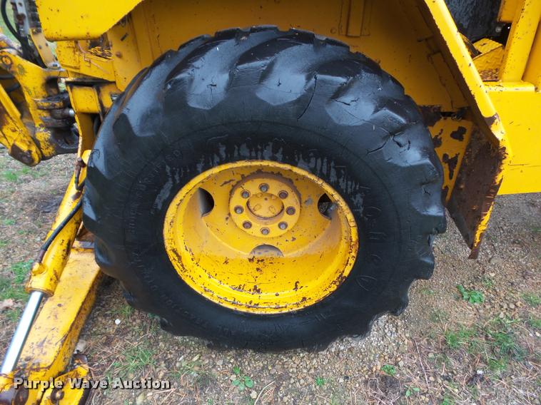 image for item BZ9956 1976 John Deere 410 backhoe