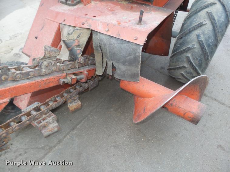 image for item CA9332 Ditch Witch M422 trencher