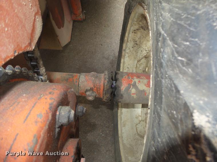 image for item CA9332 Ditch Witch M422 trencher