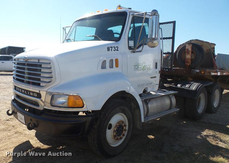 image for item DA3977 2000 Sterling A9500 semi truck