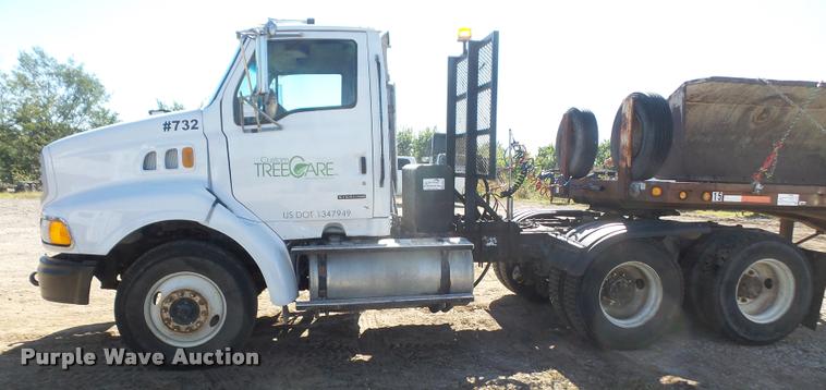 image for item DA3977 2000 Sterling A9500 semi truck