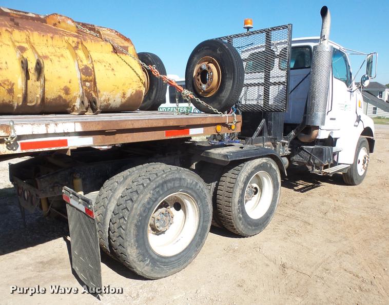 image for item DA3977 2000 Sterling A9500 semi truck