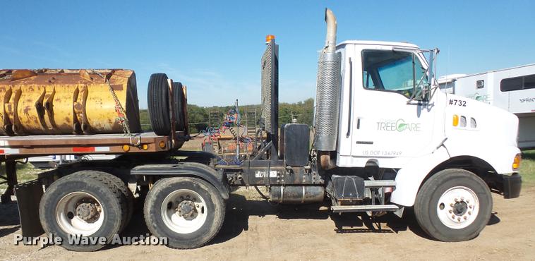 image for item DA3977 2000 Sterling A9500 semi truck