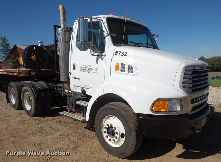 image for item DA3977 2000 Sterling A9500 semi truck