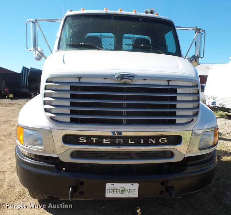 image for item DA3977 2000 Sterling A9500 semi truck