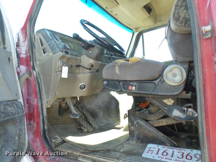 image for item DA3977 2000 Sterling A9500 semi truck