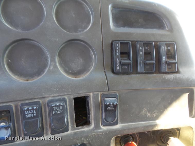 image for item DA3977 2000 Sterling A9500 semi truck