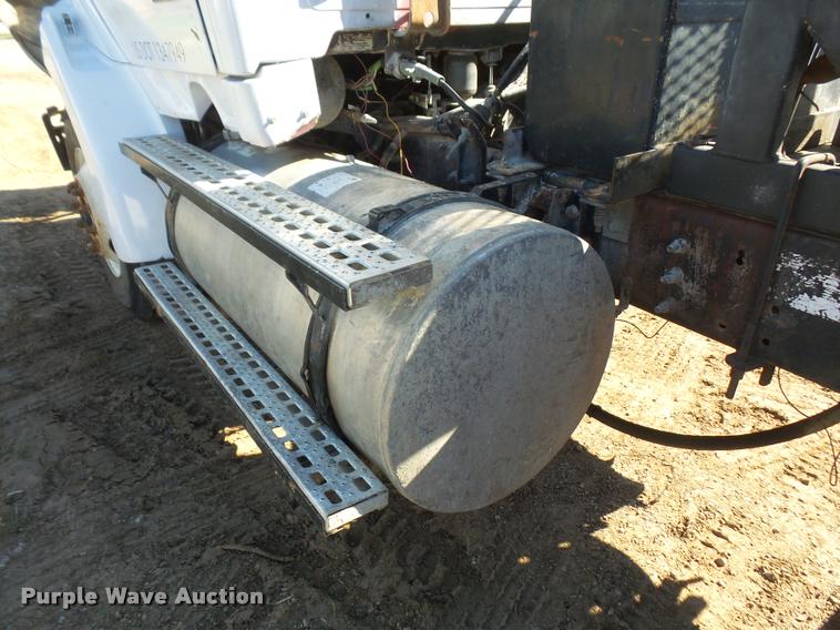 image for item DA3977 2000 Sterling A9500 semi truck