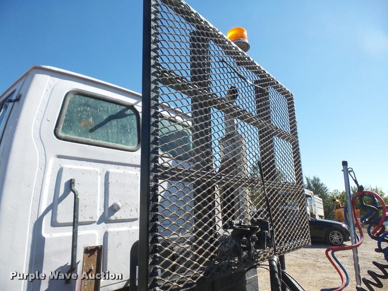 image for item DA3977 2000 Sterling A9500 semi truck