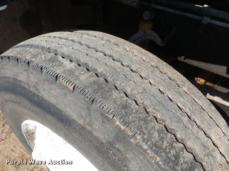 image for item DA3977 2000 Sterling A9500 semi truck