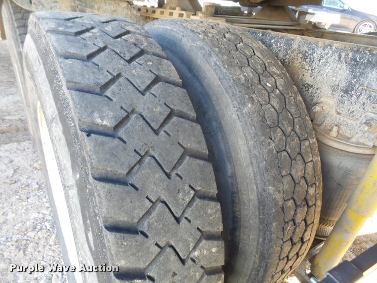 image for item DA3977 2000 Sterling A9500 semi truck