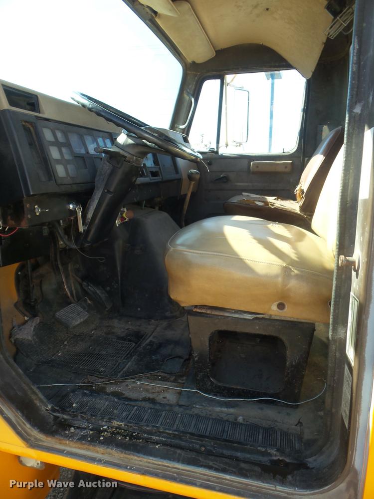 image for item DA5118 1991 International 4900 flatbed truck