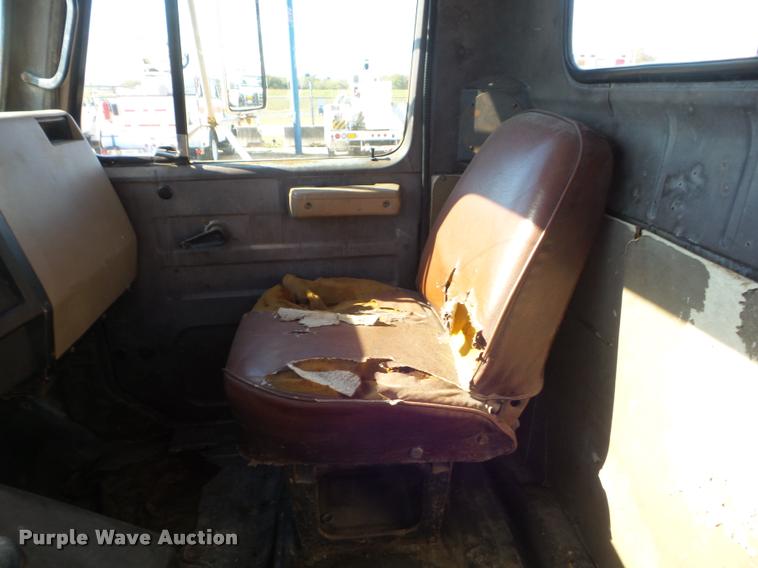 image for item DA5118 1991 International 4900 flatbed truck