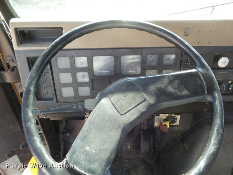 image for item DA5118 1991 International 4900 flatbed truck