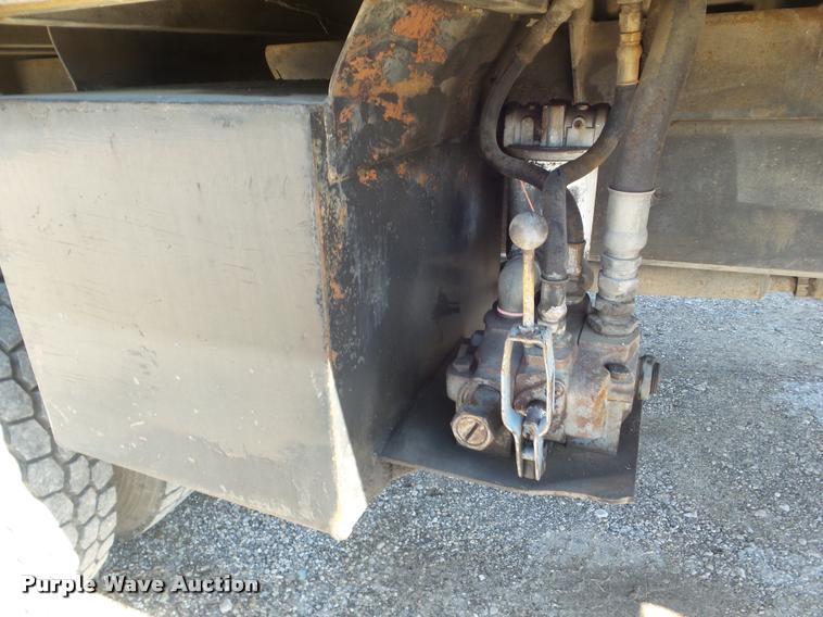 image for item DA5118 1991 International 4900 flatbed truck