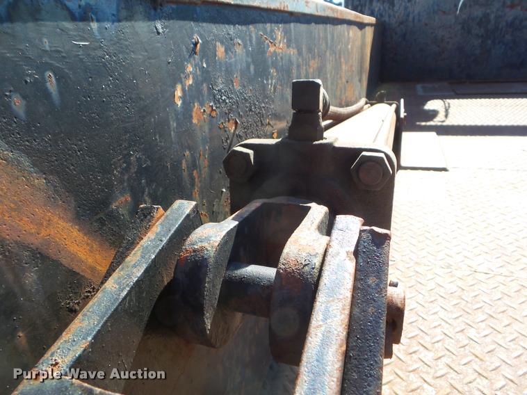 image for item DA5118 1991 International 4900 flatbed truck