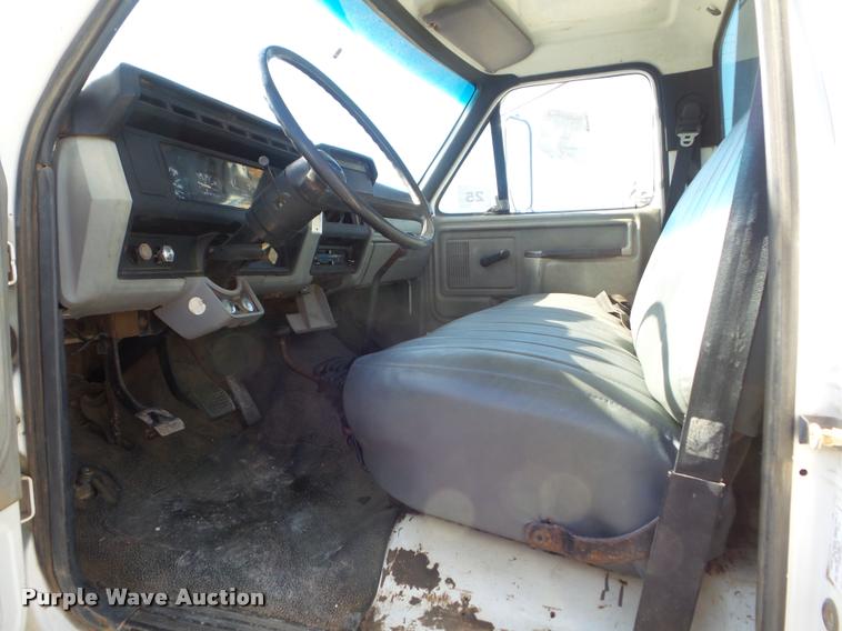 image for item DA5119 1995 Ford F700 flatbed truck