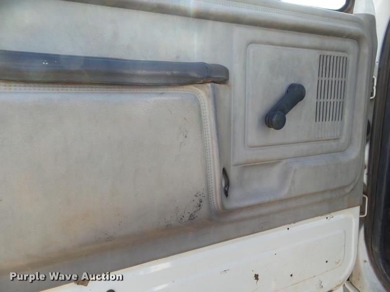 image for item DA5119 1995 Ford F700 flatbed truck