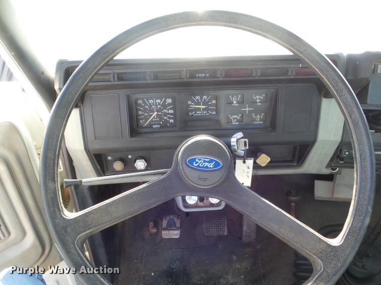 image for item DA5119 1995 Ford F700 flatbed truck