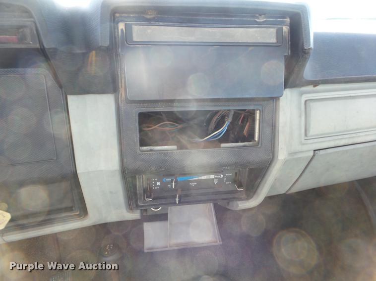 image for item DA5119 1995 Ford F700 flatbed truck