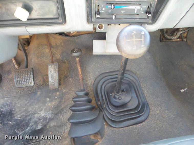 image for item DA5119 1995 Ford F700 flatbed truck